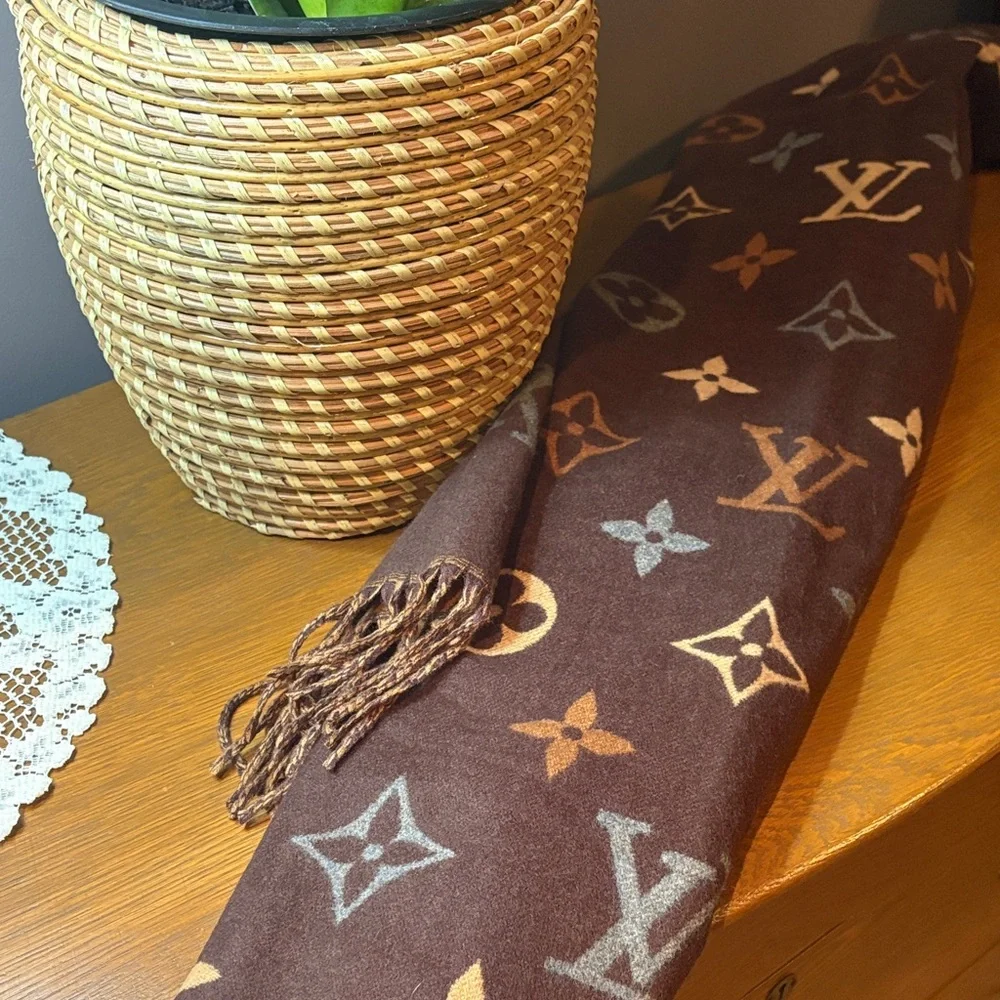 Louis Vuitton scarf - Picture 2 of 9